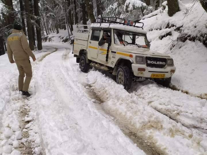 पहाड़ों पर होने वाली बर्फबारी राहत के साथ आफत भी लेकर आती है. बर्फबारी की वजह से प्रदेश की सैकड़ों सड़के बंद हुई हैं. शिमला जिला में भी बर्फबारी की वजह से गाड़ियों की आवाजाही में खासी परेशानी का सामना करना पड़ा. इस बीच मौके पर तैनात पुलिस जवानों ने गाड़ी निकालने में लोगों की मदद की. (फोटो क्रेडिट- अंकुश डोभाल)