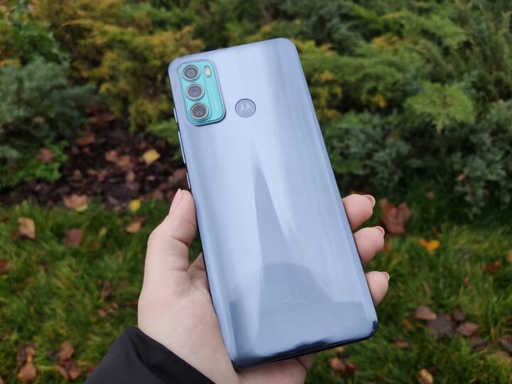 Moto G60 स्मार्टफोन की कीमत 15,999 रुपये है. इस फोन में 6.8 इंच की बड़ी डिस्प्ले है, जिसका रेजलूशन 1080 × 2460 पिक्सल और आस्पेक्ट रेश्यो 20.5:9 है. डिवाइस में 128GB बिल्ट-इन स्टोरेज, Snapdragon 732G प्रोसेसर, 108MP का कैमरा और 6000mAh की बड़ी बैटरी दी गई है.
