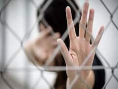 వ్యభిచార గృహాలపై పోలీసుల దాడి - 15 మంది బాలికలకు విముక్తి!