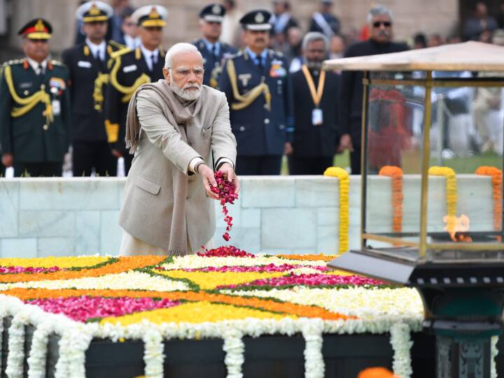 प्रधानमंत्री मोदी ने ट्वीट किया, ‘‘ मैं बापू को उनकी पुण्यतिथि पर नमन करता हूं और उनके गहन विचारों को याद करता हूं. मैं उन सभी को श्रद्धांजलि देता हूं जो हमारे राष्ट्र की सेवा में शहीद हुए हैं.’’