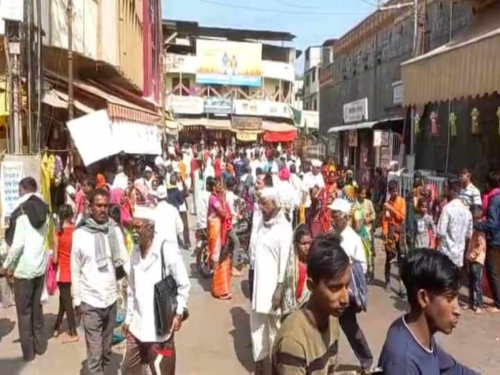 पंढरपुरात वारकऱ्यांनी गर्दी केली आहे... दुकानात खरेदीसाठी गर्दी होत आहे.
