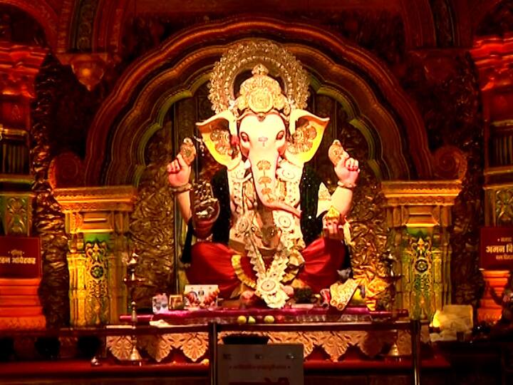 मुंबई पश्चिम उपनगरातील सर्वात मोठा माघी गणेशोत्सव म्हणून ओळख असलेल्या सदगुरु मित्र मंडळाचा कांदिवलीचा इच्छापूर्ती गणेश ही यंदा दिमाखात विराजमान झाला आहे.