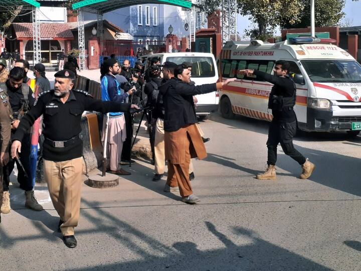 पेशावर के पुलिस अधीक्षक शाहजाद कौकब ने मीडिया को बताया कि जब नमाज पढ़ने के लिए मस्जिद में वह दाखिल ही हुए थे तभी यह धमाका हुआ लेकिन सौभाग्य से उनकी जान बच गयी. उनका ऑफिस मस्जिद के पास ही है.
