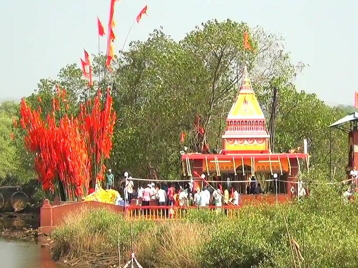 सर्वात महत्त्वाचे म्हणजे यावेळी बांबूच्या काठीस भगवा झेंडा लावलेले निशाण घेऊन प्रत्येकजण येतात आणि भगव्या निशाणांनी देवस्थान सजते. भगव्या निशाणांचे विलोभनीय दृश्य दिसते.