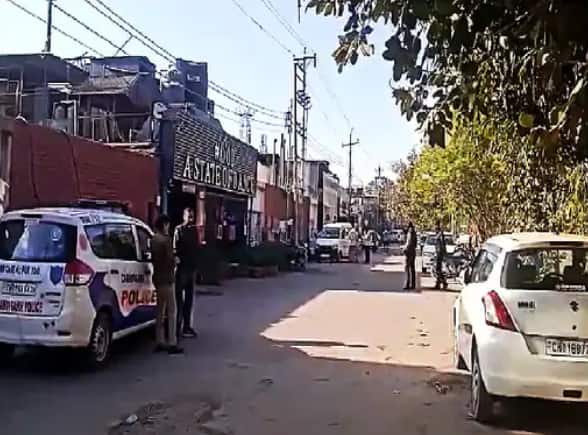 explosive bomb call in sector 26 at chandigarh Chandigarh news : ਹੋਟਲ ਨੇੜੇ ਬੰਬ ਮਿਲਣ ਦੀ ਖ਼ਬਰ, ਮੌਕੇ 'ਤੇ ਪਹੁੰਚੀ ਪੁਲਿਸ ਦੀ ਟੀਮ, ਇਲਾਕਾ ਕਰਵਾਇਆ ਖ਼ਾਲੀ
