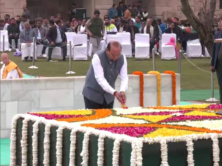 Mahatma Gandhi Death Anniversary:Delhi Lieutenant Governor Vinay Kumar Saxena pay floral tribute at Raj Ghat. The LG said in a tweet, 