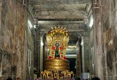 ஸ்ரீரங்கம் ரெங்கநாதர் கோவிலில் சேஷ வாகனத்தில் நம்பெருமாள் உத்திரை வீதி உலா
