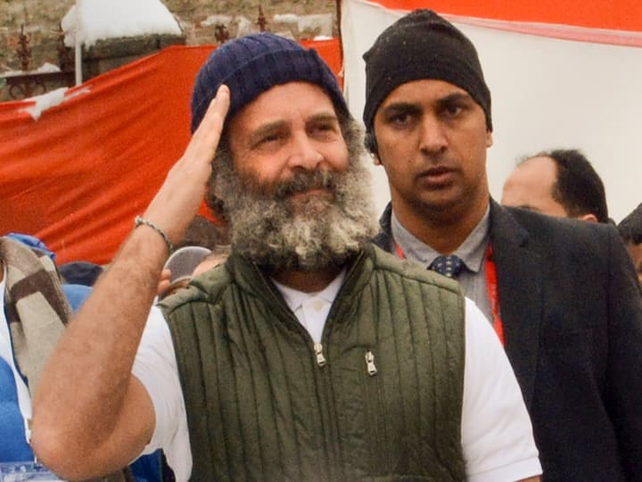 Leaders of several national and regional parties braved snowfall and bone-chilling cold on Monday to share the stage with Congress leaders at a rally marking the culmination of the Rahul Gandhi-led Bharat Jodo Yatra in Jammu and Kashmir's Srinagar. (Image Source: PTI)