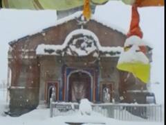 पहाड़ों में देर रात से जारी है बर्फबारी और बारिश, केदारनाथ धाम में छह फीट तक जमी बर्फ