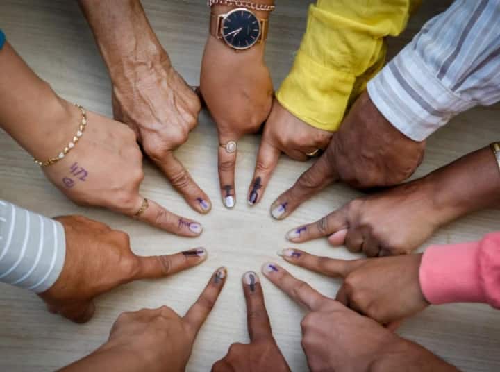up mlc election 2023 voting continues at 27 centers in Azamgarh, close fight between BJP and SP ann UP MLC Election: आजमगढ़ में कड़ी सुरक्षा के बीच 27 केंद्रों पर वोटिंग जारी, बीजेपी-सपा के बीच कांटे की टक्कर