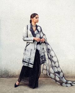 Saie Tamhankar : गालावर हसू, केसात गजरा; सईवर टिकल्या साऱ्यांच्या नजरा!