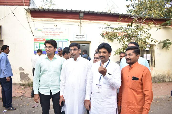 औरंगाबादच्या तहसील कार्यालयात किरण पाटील यांनी मतदान केले आहे.