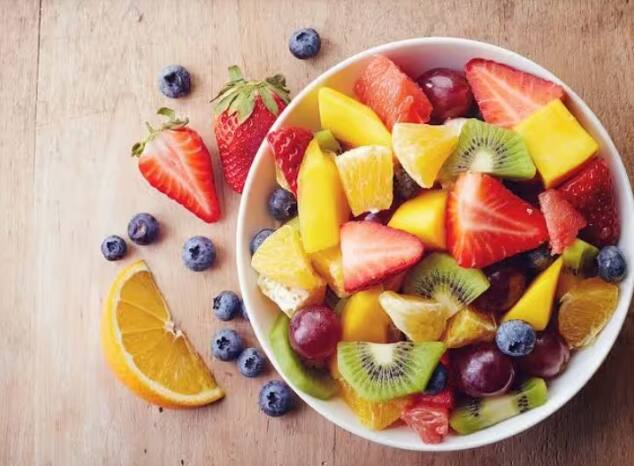 Fruits Combination: ਕਈ ਲੋਕਾਂ ਦੀ ਆਦਤ ਹੁੰਦੀ ਹੈ ਕਿ ਕਈ ਫਲਾਂ ਨੂੰ ਮਿਲਾ ਕੇ ਖਾਂਦੇ ਹਨ। ਪਰ ਕੀ ਤੁਸੀਂ ਜਾਣਦੇ ਹੋ ਕਿ ਕੁਝ ਫਲ ਇਕੱਠੇ ਖਾਣ ਨਾਲ ਵੀ ਕਈ ਸਮੱਸਿਆਵਾਂ ਪੈਦਾ ਹੁੰਦੀਆਂ ਹਨ ਜੇਕਰ ਨਹੀਂ ਤਾਂ ਇਸ ਆਰਟਿਕਲ ਵਿਚ ਜਾਣੋ...