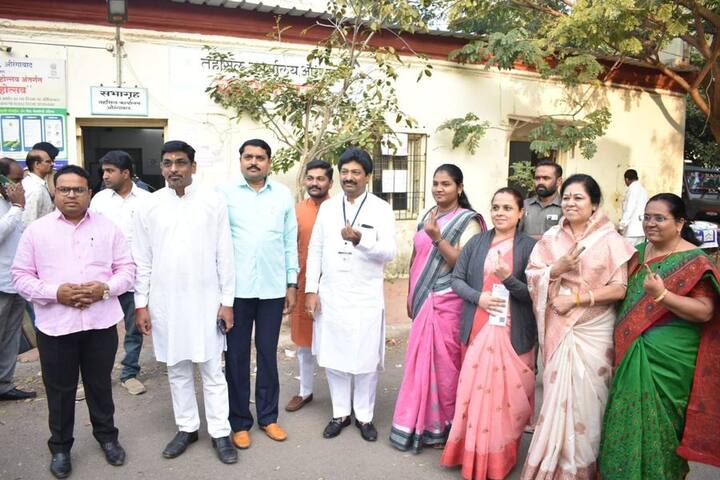 सोबतच भाजपच्या इतर नेत्यांनी देखील यावेळी आपल्या मतदानाचा हक्क बजावला.