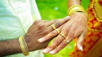 दुनियाभर के ज्यादातर देशों में किसी भी आदमी को सिर्फ एक ही पत्नी रखने का अधिकार है. अपने देश की बात करें तो कोई शादीशुदा आदमी बिना तलाक के दूसरी शादी नहीं कर सकता है. बिना तलाक के दूसरी शादी करना भारत में गैरकानूनी माना जाता है. लेकिन देश में एक ऐसा भी गांव है, जहां कोई आदमी दो दो बीवियां भी रख सकता है.