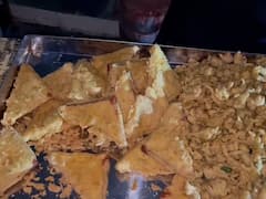 Nandurbar News: गुलाबी थंडीत नंदुरबारमध्ये रंगला भजी महोत्सव; वेगवेगळ्या तीस प्रकारच्या भजीवर खवय्यांनी मारला ताव