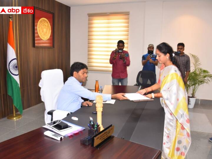 Jagityala Collector accepts Municipal Chair Person Bhoga Shravani resignation letter Jagityala మున్సిపల్ ఛైర్⁬పర్సన్ బోగ శ్రావణి రాజీనామాకు కలెక్టర్ ఆమోదం