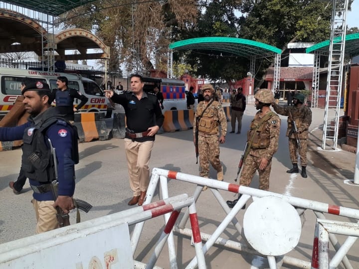 कैपिटल सिटी पुलिस अफसर मोहम्मद इजाज खान का हवाला देते हुए डॉन अखबार ने खबर दी कि कई जवान मलबे के नीचे दबे हैं और बचावकर्मी उन्हें बाहर निकालने की कोशिश कर रहे हैं.