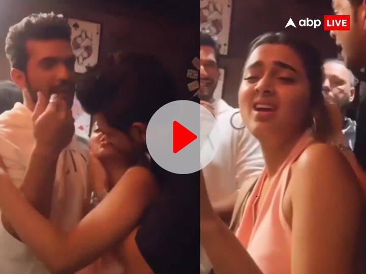 Tejasswi Prakash Karan Kundrra Viral kiss Video in mumbai watch Tejasswi Prakash latest video Video: करण कुंद्रा ने गर्लफ्रेंड तेजस्वी प्रकाश को सरेआम कर दिया ऐसा किस, शर्म से पानी पानी हो गई एक्ट्रेस