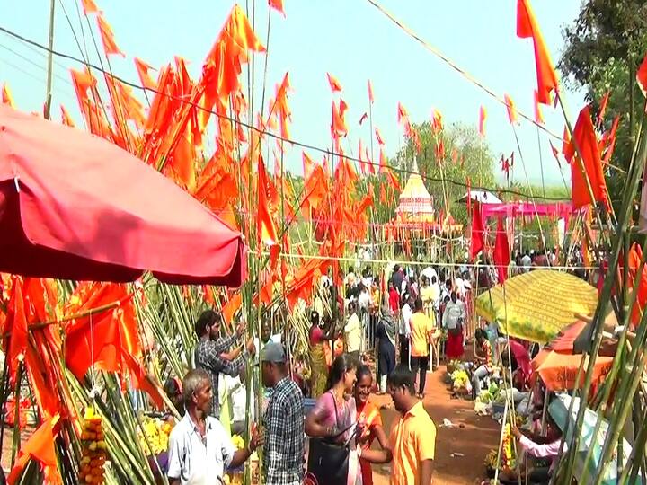 दिवाबत्तीच्या उजेडात सादर केला जाणारा दशावताराचा खेळ पाहण्याचा आनंद हा काही औरच!