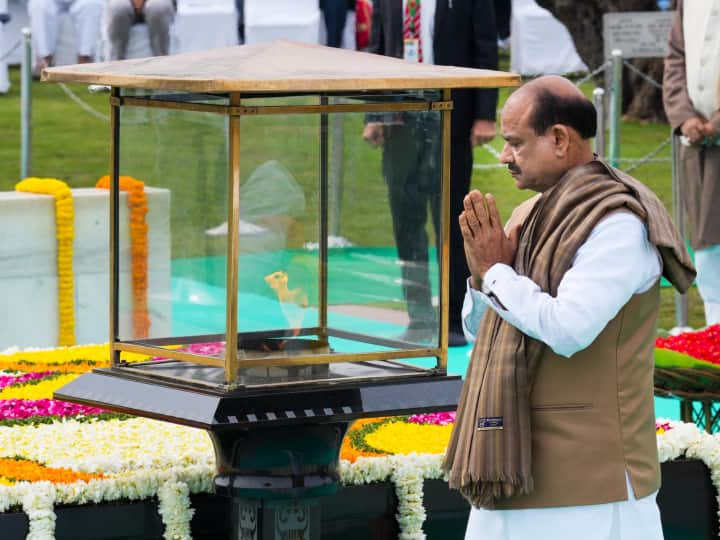 लोकसभा अध्यक्ष ओम बिरला ने कहा कि राष्ट्रपिता महात्मा गांधी की पुण्यतिथि पर उन्हें शत-शत नमन. बापू के विचारों ने सर्वोदय की भावना को सशक्त किया. ’’महात्मा गांधी को श्रद्धांजलि अर्पित करते हुए बिरला ने कहा, ‘‘ उनके दर्शन में सबकी भलाई निहित थी, जिससे वैश्विक स्तर पर मानवता को नई दिशा मिली. उनके सिद्धांत सदा हमारा पथ प्रदर्शित करते रहेंगे.’’