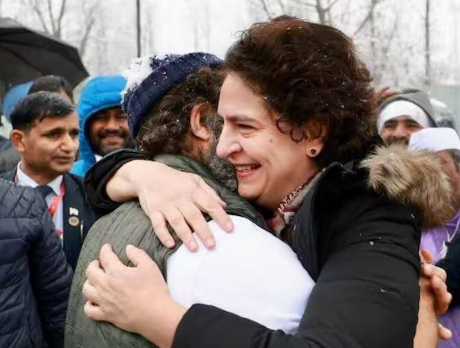 ਤਸਵੀਰਾਂ 'ਚ ਰਾਹੁਲ ਅਤੇ ਪ੍ਰਿਅੰਕਾ ਮਸਤੀ ਕਰਦੇ ਨਜ਼ਰ ਆ ਰਹੇ ਹਨ। ਇਨ੍ਹਾਂ ਖੂਬਸੂਰਤ ਤਸਵੀਰਾਂ 'ਚ ਰਾਹੁਲ ਗਾਂਧੀ ਆਪਣੀ ਭੈਣ ਪ੍ਰਿਯੰਕਾ ਨਾਲ ਪਿਆਰਾ ਬਾਂਡ ਸ਼ੇਅਰ ਕਰਦੇ ਨਜ਼ਰ ਆਏ।