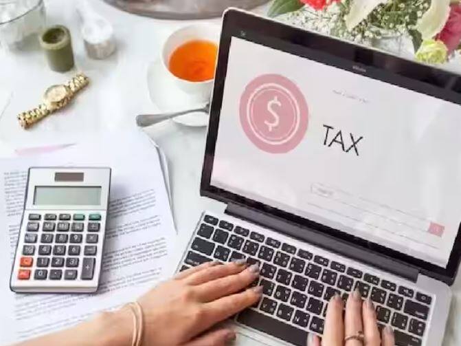 India Budget 2023: ਸਾਲ 2023 ਵਿੱਚ ਪੇਸ਼ ਕੀਤਾ ਜਾਣ ਵਾਲਾ ਬਜਟ ਮੋਦੀ ਸਰਕਾਰ ਦੇ ਦੂਜੇ ਕਾਰਜਕਾਲ ਦਾ ਆਖਰੀ ਪੂਰਾ ਬਜਟ ਹੈ। ਅਜਿਹੇ 'ਚ ਦੇਸ਼ ਦੇ ਮੱਧ ਵਰਗ ਨੂੰ ਇਸ ਵਾਰ ਵਿੱਤ ਮੰਤਰੀ ਤੋਂ ਕਾਫੀ ਉਮੀਦਾਂ ਹਨ। ਆਓ ਜਾਣਦੇ ਹਾਂ ਇਸ ਬਾਰੇ ਮੱਧ ਵਰਗ ਲੰਬੇ ਸਮੇਂ ਤੋਂ ਮੰਗ ਕਰ ਰਿਹਾ ਹੈ ਕਿ ਸਰਕਾਰ ਟੈਕਸ ਛੋਟ ਦੀ ਸੀਮਾ 2.5 ਲੱਖ ਰੁਪਏ ਤੋਂ ਵਧਾ ਕੇ 5 ਲੱਖ ਰੁਪਏ ਕਰੇ।