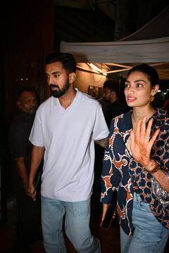 PICS: साड़ी-चूड़ा छोड़ जींस-शर्ट में दिखीं नई नवेली दुल्हन अथिया शेट्टी, पति KL राहुल संग दिए रोमांटिक पोज