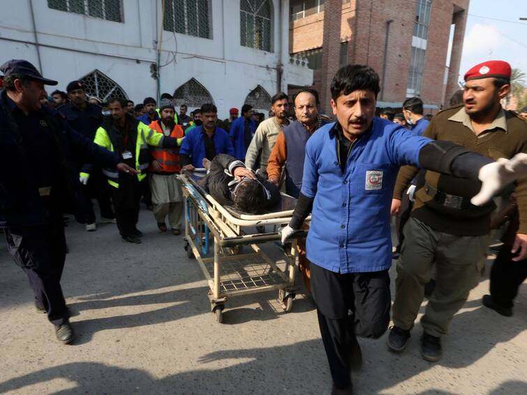 Pakistan Blast Suicide attack in mosque during Namaz in Peshawar 28 killed, more than 50 injured Pakistan Blast: మసీదులో ప్రార్థనలు జరుగుతుండగా ఆత్మాహుతి దాడి, 28 మంది మృతి - పాక్‌లో దారుణం