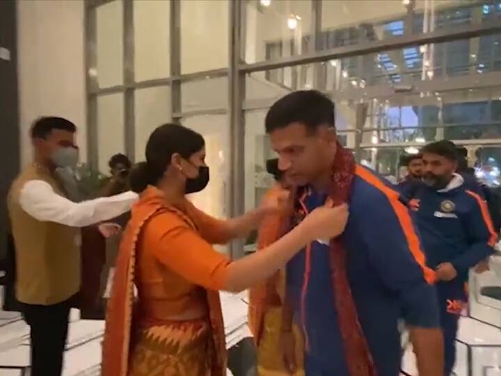IND vs NZ: निर्णायक मुकाबले के लिए अहमदाबाद पहुंची भारतीय टीम, खास तरह से हुआ स्वागत, देखें VIDEO Indian team reached Ahmedabad for IND vs NZ 3rd T20I BCCI Share Video IND vs NZ: निर्णायक मुकाबले के लिए अहमदाबाद पहुंची भारतीय टीम, खास तरह से हुआ स्वागत, देखें VIDEO