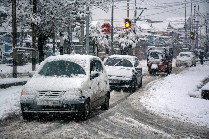 তুষারপাতের কারণে পর্যটকরা খুশি হলেও সাধারণ জনজীবন বিপর্যস্ত হয়েছে। বরফের কারণে শ্রীনগর-জম্মু জাতীয় সড়ক বন্ধ হয়ে গিয়েছে।
