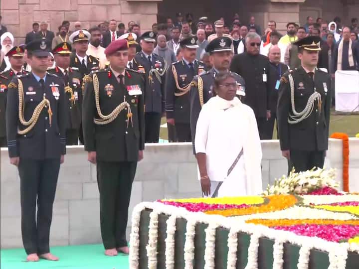 President Droupadi Murmu pays tribute at Raj Ghat in Delhi on Mahatma Gandhi's death anniversary.(Image Credit: ANI | Twitter)