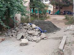 கரூரில் லாரி மீது ஏறிய தொழிலாளி மின்சாரம் தாக்கி உயிரிழந்த சோகம்