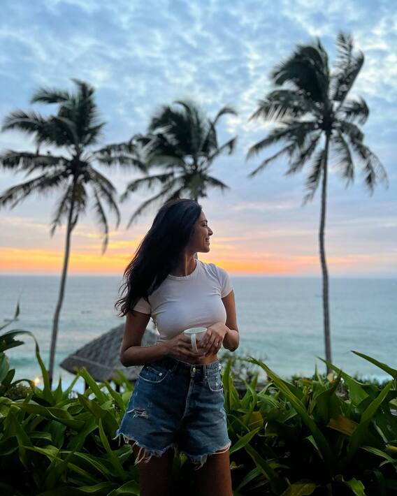 Malavika Mohanan: వెస్ట్రన్ డ్రెస్సుతో కుర్రాళ్ల మతి పోగొడుతున్న మాళవిక మోహనన్