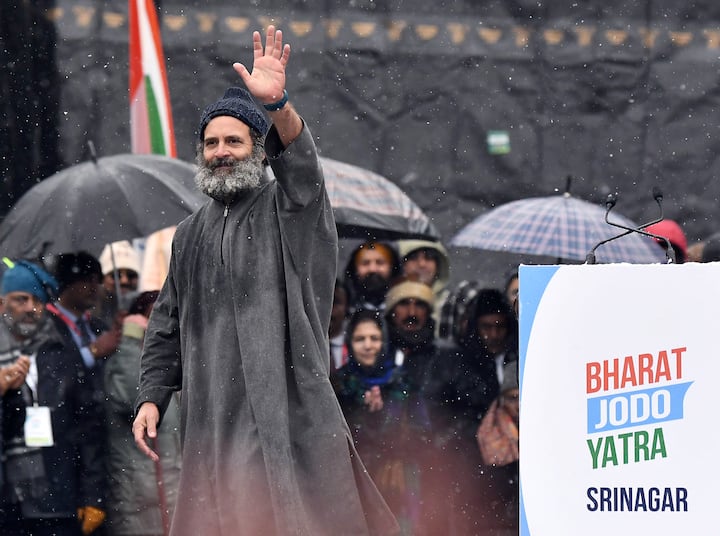 वादळी बर्फवृष्टी दरम्यान सोमवारी काँग्रेसच्या भारत जोडो यात्रेचा (Bharat Jodo Yatra) समारोप झाला.