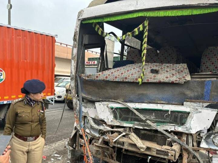 Delhi Road Accident News: दिल्ली के आईपी एस्टेट थाना इलाके में सोमवार की सुबह बच्चों को स्कूल लेकर जा रही बस सड़क हादसे का शिकार हो गई. इसमें 25 स्कूली बच्चों सहित कुल 29 लोग घायल हो गए.