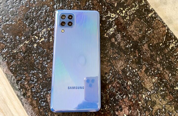 Samsung Galaxy M32 की कीमत 17,999 रुपये है. इस डिवाइस में 6.4 इंच का सुपर एमोलेड डिस्प्ले, 64MP का क्वाड रियर कैमरा सेटअप, 20MP का फ्रंट कैमरा, MediaTek Helio G80 प्रोसेसर और 6000mAH की बड़ी बैटरी दी गई है.