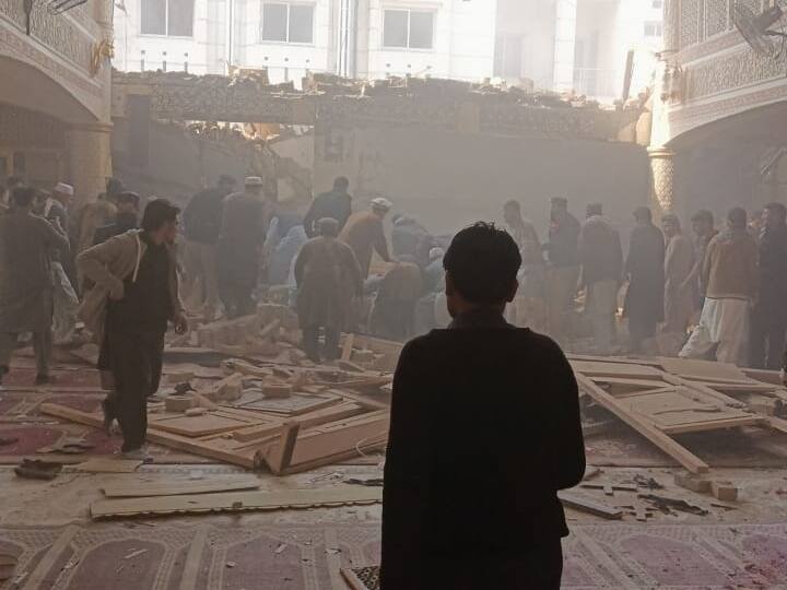 pakistan blast near mosque in Peshawar Police Lines area latest update casualty Pakistan Blast: पाकिस्तान के पेशावर में नमाज़ के दौरान मस्जिद में आत्मघाती हमला, 28 की मौत, 150 से ज्यादा घायल