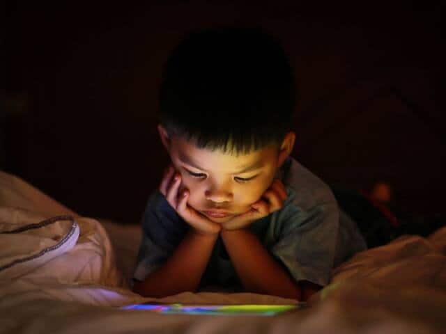 Health News Too much screen time can make your child autistic What is Virtual Autism How to deal With it symptoms and treatment Virtual Autism : सतत मोबाईल, टीव्ही, कम्प्युटरसमोर वेळ घालवणाऱ्या मुलांमध्ये 'व्हर्च्युअल ऑटिझम'ची लक्षणे