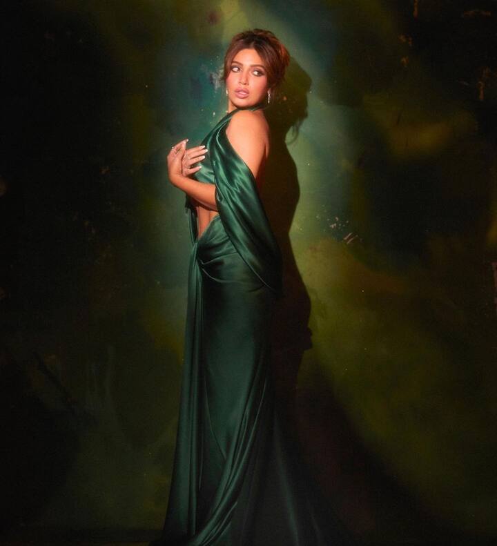 या लूकमध्ये अभिनेत्री खूपच वेगळी आणि ग्लॅमरस दिसत आहे. कॅमेऱ्यासमोर तिने आपला लूक खूप फ्लॉंट केला आहे.(फोटो सौजन्य :bhumipednekar/इंस्टाग्राम )