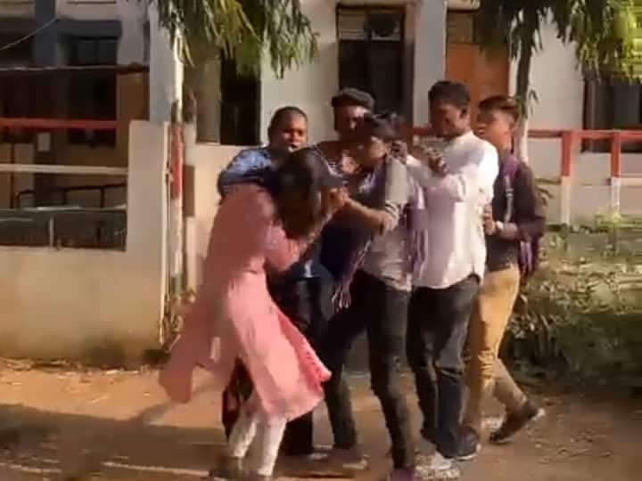 Chhattisgarh Balod fight between two girls in Government Ghanshyam Singh Gupta Post Graduate College video viral ANN Chhattisgarh News: बालोद में कॉलेज कैंपस में भिड़ीं दो छात्राएं, मारपीट का वीडियो वायरल, प्रिंसिपल ने लिया ये एक्शन