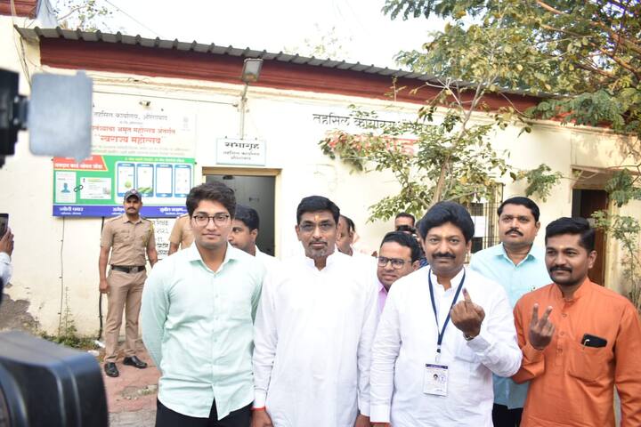 राष्ट्रवादीचे उमेदवार विक्रम काळे यांच्याविरुद्ध किरण पाटील यांची थेट लढत होणार आहे.