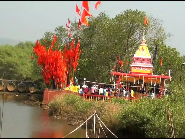 कुडाळ - वेंगुर्ले रस्त्यावर वेंगुर्ले शहराची हद्द संपताच मांडवी खाडी नाजिक आहे. नेहमीप्रमाणे मंदिर, गाभारा, मूर्ती असे काहीही याठिकाणी दिसत नाही.