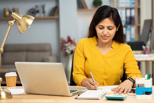 पेमेंट आणि ग्रॅच्युइटी कायदा देशातील सर्व कारखाने, खाणी, तेल क्षेत्र, बंदरं आणि रेल्वे यांना लागू आहे. तसेच, ज्या कंपन्या किंवा दुकानांमध्ये 10 पेक्षा जास्त लोक काम करतात, त्या कर्मचाऱ्यांना ग्रॅच्युइटीचा लाभ मिळतो. (PC:istock)