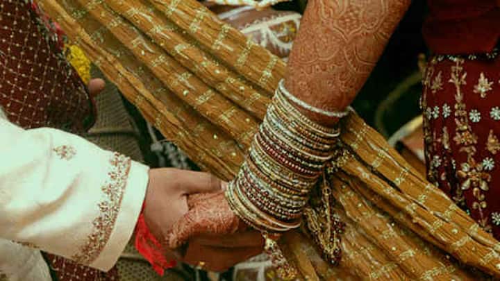 वहीं, नई पीढ़ी के युवाओं को यह परंपरा कतई पसंद नहीं है. उनका कहना है कि दो शादी करना गैरकानूनी होता है. उनका कहना है कि दूसरी शादी करने के लिए यह मर्दों का बहाना है.