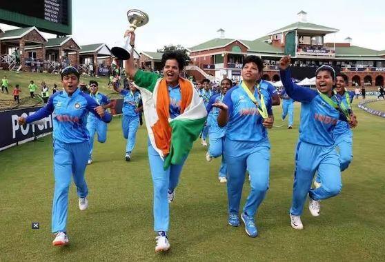 Indian Women Cricket Team: ਇੰਗਲੈਂਡ ਖ਼ਿਲਾਫ਼ ਫਾਈਨਲ ਜਿੱਤਣ ਤੋਂ ਬਾਅਦ ਜਸ਼ਨ ਮਨਾਉਂਦੀਆਂ ਭਾਰਤੀ ਮਹਿਲਾ ਖਿਡਾਰਨਾਂ। ਹੁਣ ਸੋਸ਼ਲ ਮੀਡੀਆ 'ਤੇ ਜਸ਼ਨ ਮਨਾਉਣ ਦੀ ਫੋਟੋ ਤੇਜ਼ੀ ਨਾਲ ਵਾਇਰਲ ਹੋ ਰਹੀ ਹੈ।