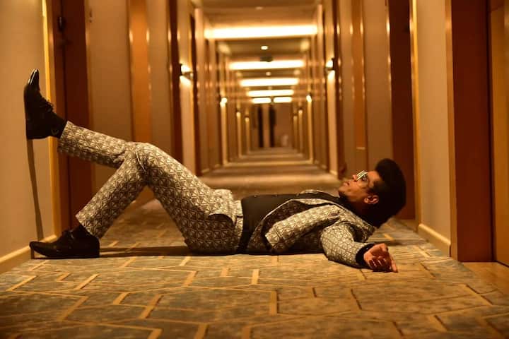 सिद्धार्थ जाधवने 'जागो मोहन प्यारे', 'तुमचा मुलगा करतो काय' , 'लोच्या झालारे' , 'गेला उडत' या नाटकांमध्ये काम केलं आहे.