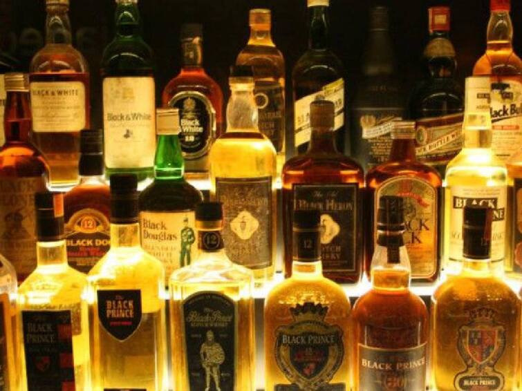 With the new excise duty policy coming into effect from April 1, prices of foreign liquor and beer in Uttar Pradesh will increase by 10 per cent, it has been reported. Liquor Price Hike: இனி வெளிநாட்டு மதுபானம், பீருக்கு 10% விலையை உயர்த்தும் அரசு...! எங்கு தெரியுமா?