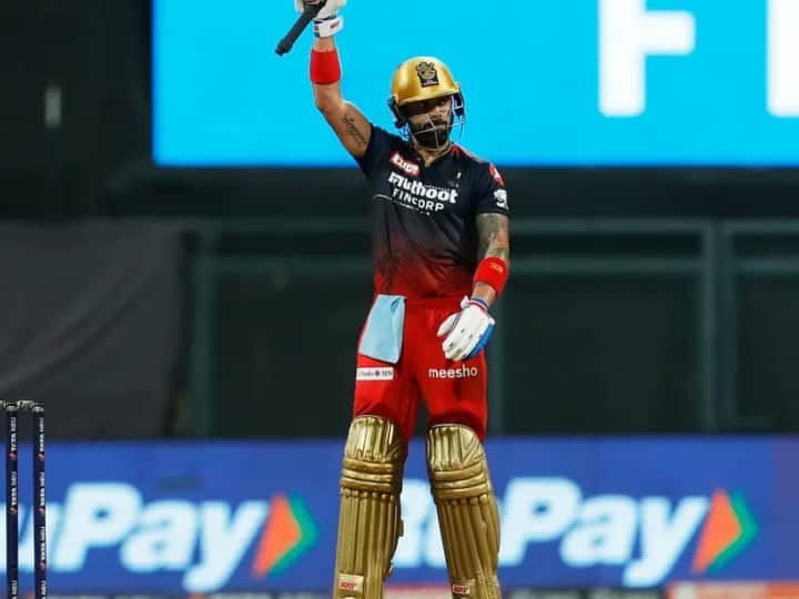 Virat Kohli: मैदान के साथ-साथ फील्ड के बाहर भी कायम है किंग कोहली का जलवा, अब यहां किया टॉप Virat Kohli most popular cricketer in the world in 2022 and RCB most popular cricket team in the world on Instagram Virat Kohli: मैदान के साथ-साथ फील्ड के बाहर भी कायम है किंग कोहली का जलवा, अब यहां किया टॉप