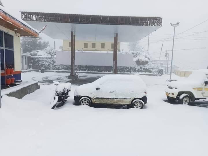 तस्वीर जिला सिरमौर के हरिपुरधार इलाके की है. यहां भारी बर्फबारी की वजह से आम जनजीवन अस्त-व्यस्त हुआ है. सिरमौर के ऊंचाई वाले इलाकों में बर्फबारी की वजह से बिजली-पानी की सप्लाई पहुंचाने में भी परेशानी का सामना करना पड़ रहा है. (फोटो क्रेडिट- अंकुश डोभाल)